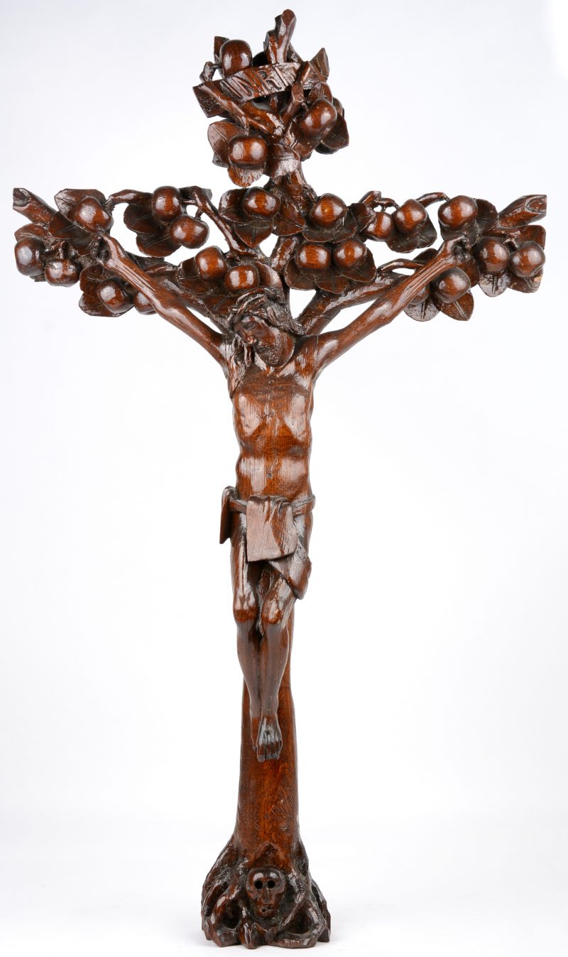 Een kruisbeeld van gebeeldhouwd hout