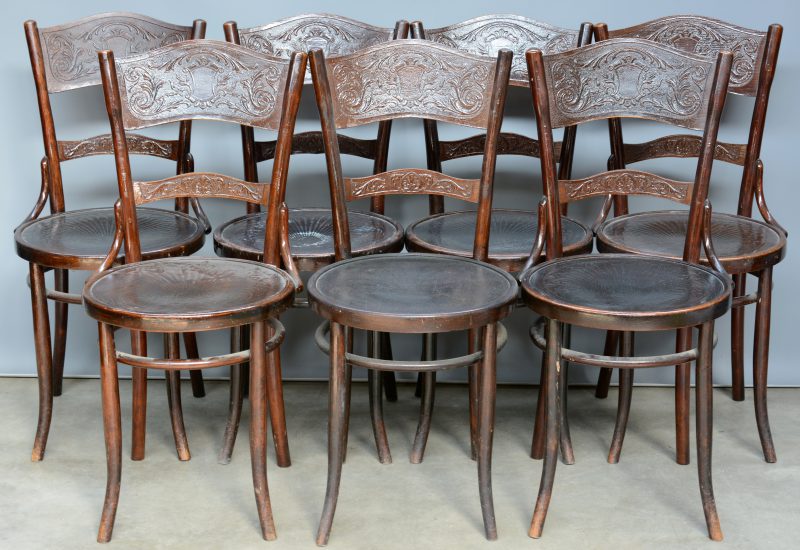 Een reeks van zeven stoelen van stoomgebogen beukenhout in de stijl van Thonet.