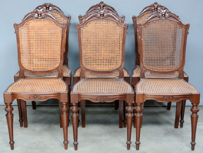 Een reeks van zes mahoniehouten stoelen in Louis Philippestijl met gecanneerde zit en rug.