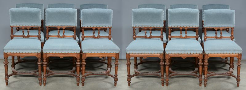Een reeks van twaalf eikenhouten stoelen in Henri II-stijl, bekleed met blauw fluweel. Recent opnieuw bekleed.
