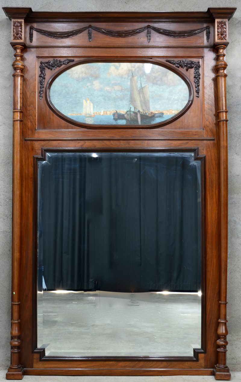 Een grote schouwspiegel, geflankeerd door twee gedraaide stijlen en bovenaan met een ovale uitsparing met een litho met zeilschepen en met Lodewijk XVI-versieringen.