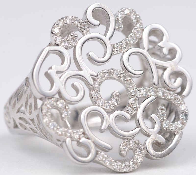 Een 18 karaats wit gouden ring bezet met 60 kleine diamantjes.