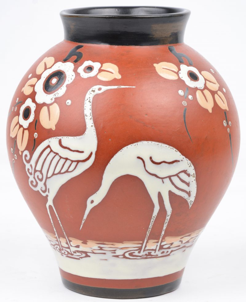 Een art deco vaas van meerkleurig aardewerk met een decor van vogels. Gemerkt. Decor 2531, vorm 1195.