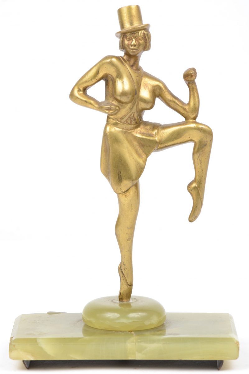 “Danseres met hoge hoed”. Een beeldje van brons op een onyxen voetstuk. Voetstuk gebarsten.
