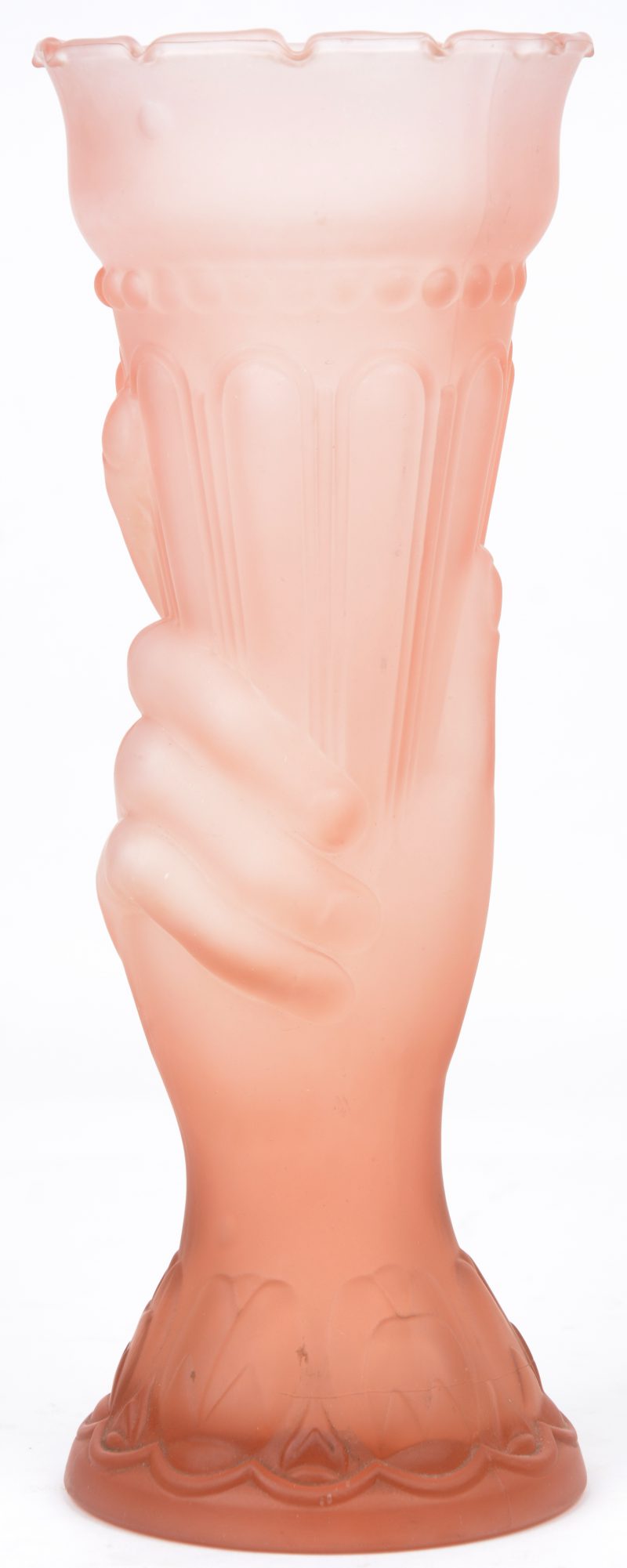 Een vaas van gegoten en gesatineerd roze glas in de vorm van een hand met een kelk. Barst onderaan.