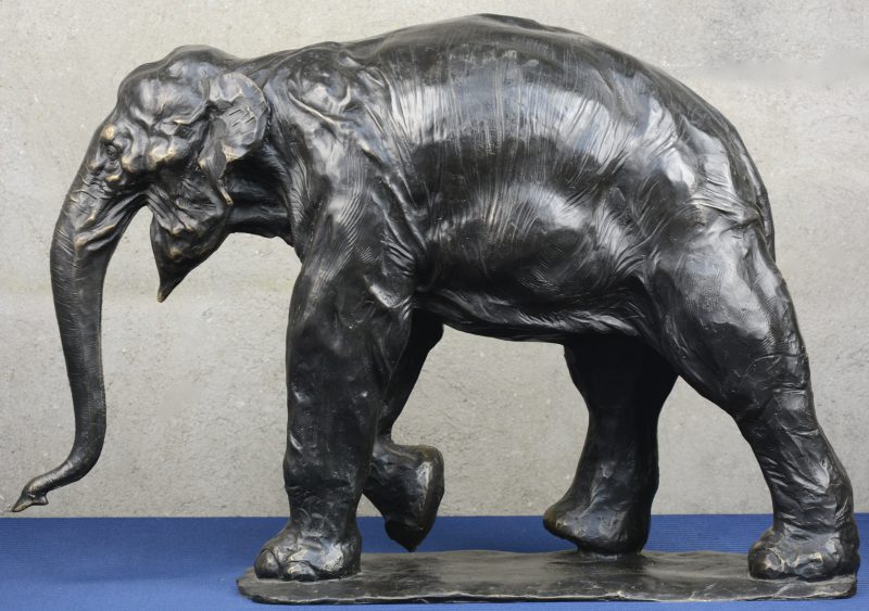 “Indische olifant”. Een bronzen beeld met donker patina.