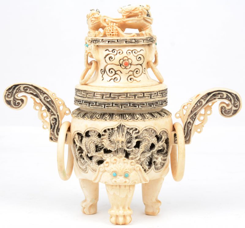 Een korro van gesculpteerd Chinees ivoor, versierd met draken en met fohonden op het deksel. Gesigneerd.