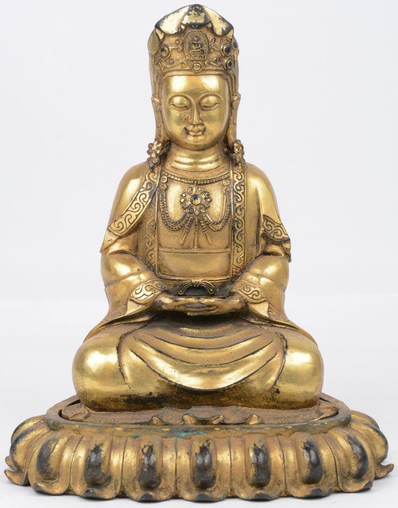Een zittende Boeddha van verguld brons op losse sokkel.
