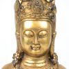 Een zittende Boeddha van verguld brons op losse sokkel.