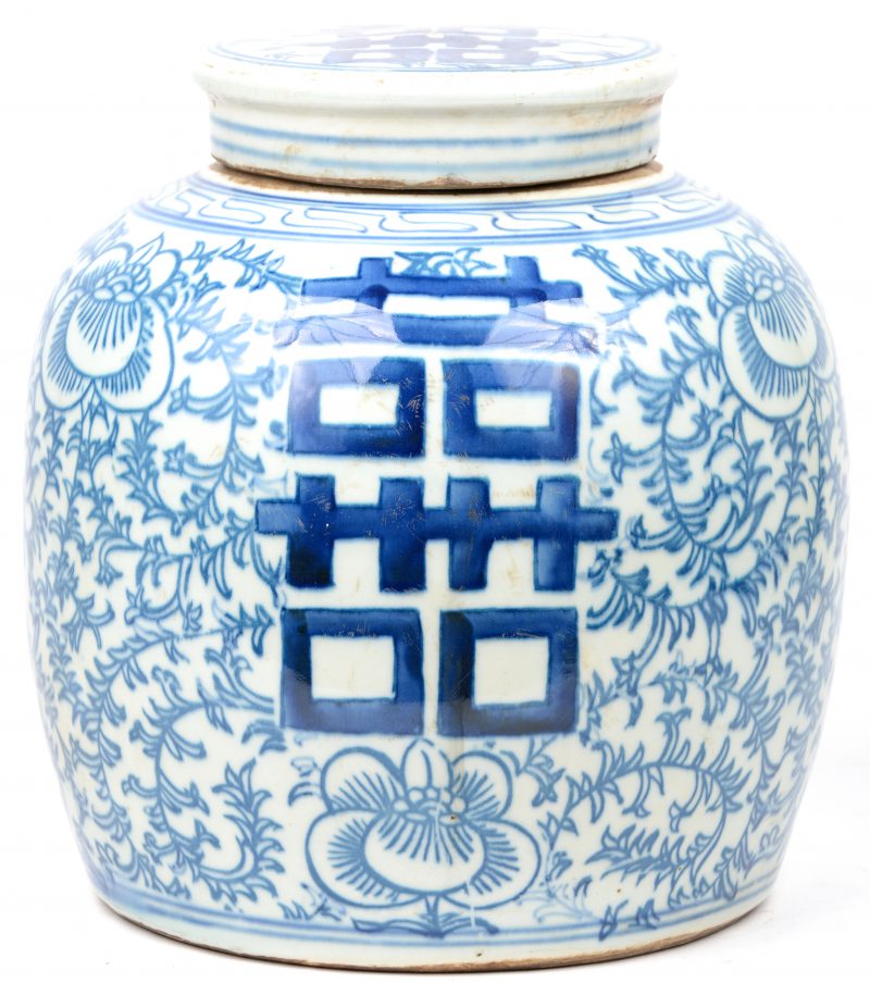 Een gemberpot van Chinees porselein met een blauw op wit decor van langlevenstekens op een vegetatieve achtergrond.