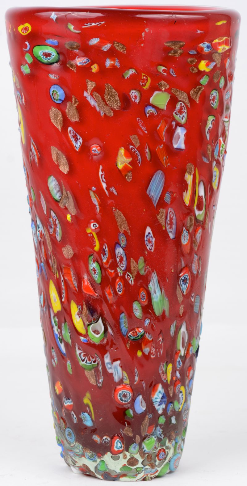 Een vaas van rood glaspasta met een meerkleurig mirafioridecor. Italiaans werk.