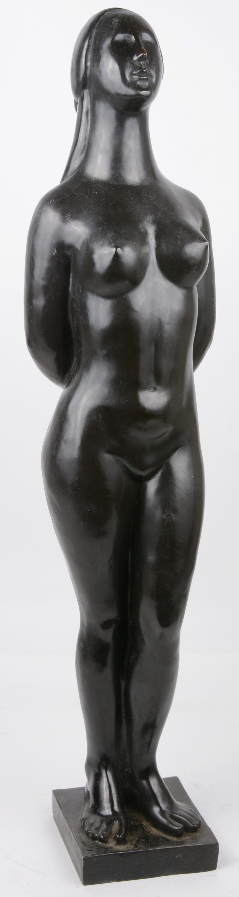 “Pandora”. Een bronzen beeld met donker patina naar een werk van Edwin Scharff.