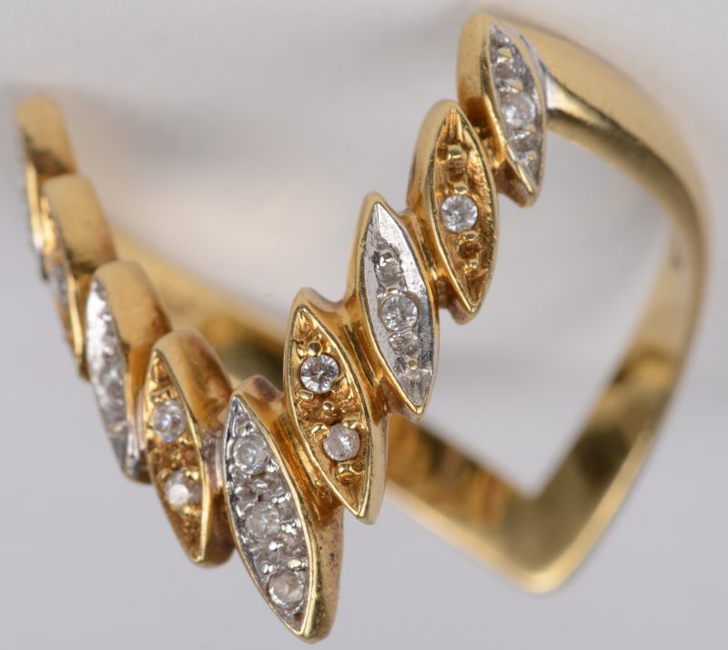 Een 18 karaats wit en geel gouden ring bezet met kleine witte saffiertjes.