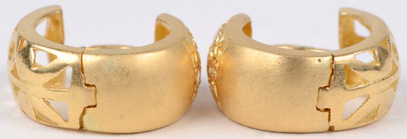 Een paar 22 karaats geel gouden oorbellen bezet met 8 briljantjes.