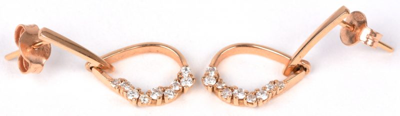 Een paar 18 karaats roze gouden oorbellen bezet met briljanten met een gezamenlijk gewicht van ± 0,25 ct.