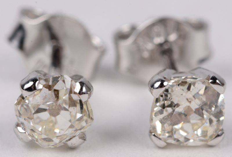 Een paar 18 karaats wit gouden oorbellen met diamanten met een gezamenlijk gewicht van ± 0,50 ct.