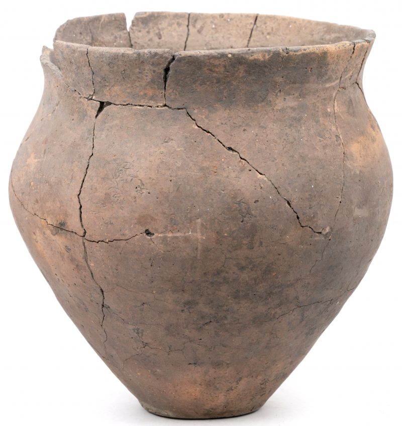 Een antieke grafurne uit de vroege ijzertijd, circa 2500 jaar geleden. Een Ranstse archeologische vondst.
