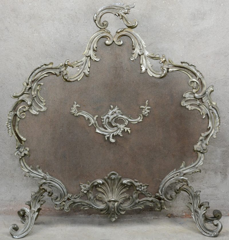 Een bronzen haardscherm in Lodewijk XV-stijl.