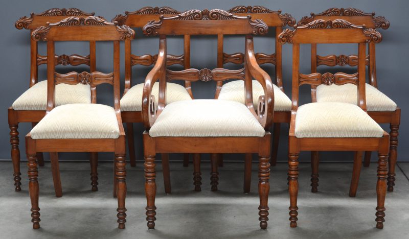 Een serie van zes Victoriaanse stoelen en een “carver chair”.