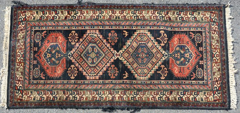 Een handgeknoopt Perzisch tapijtje.