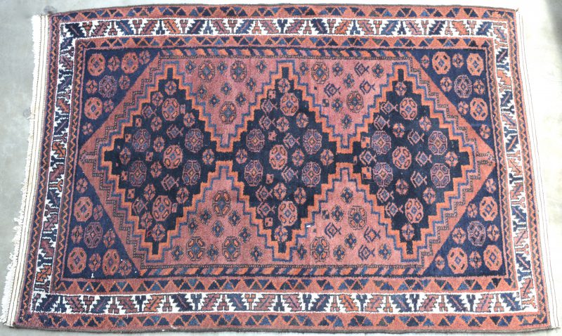 Een Kaukasisch wollen tapijt.
