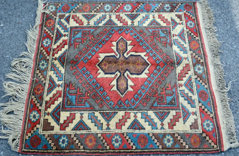 Een handgeknoopt Turks karpetje van wol.