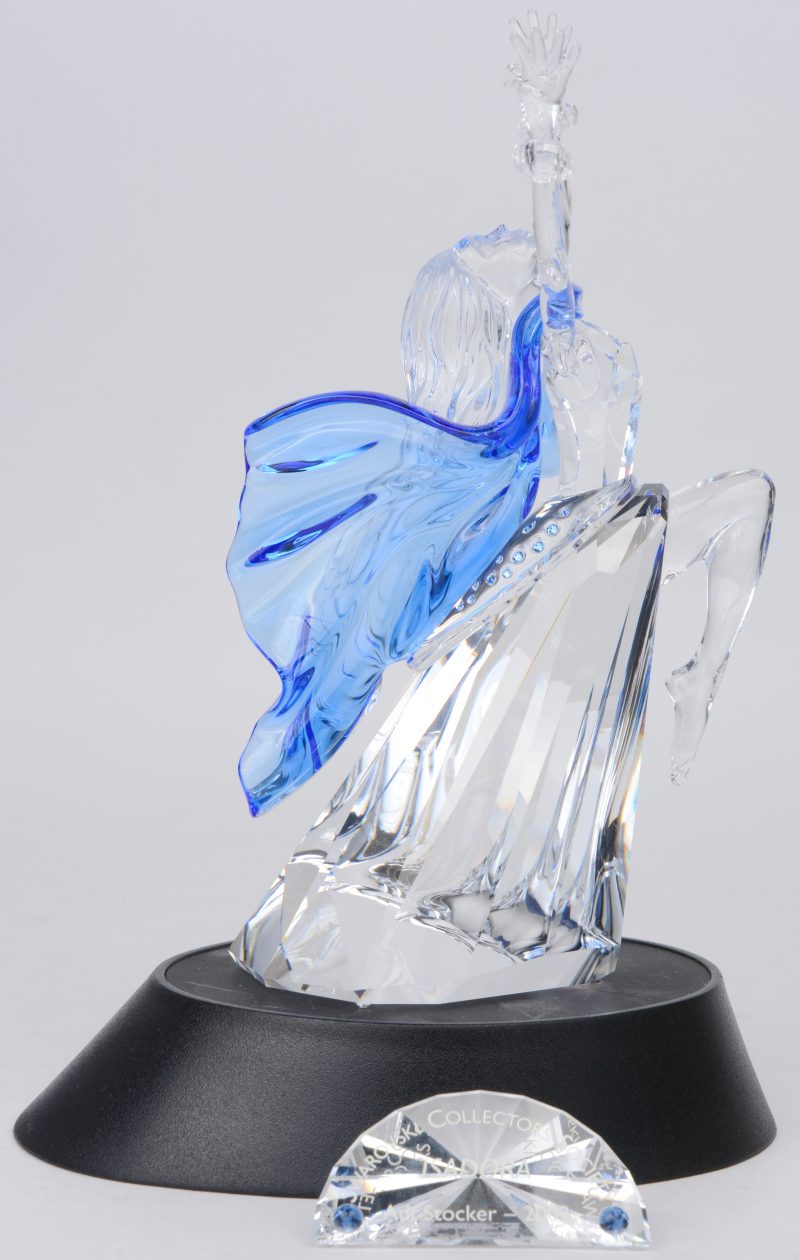 “Isadora”. Een kristallen object uit de reeks “Magie van de dans” naar een ontwerp van Adi Stocker. Jaarlijkse uitgave 2002. In originele doos, met display en kristallen plaquette.