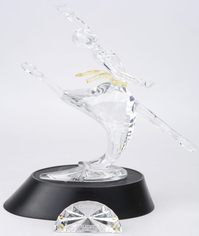 “Anna”. Een kristallen object uit de reeks “Magie van de dans” naar een ontwerp van Anton Hirzinger. Jaarlijkse uitgave 2004. In originele doos, met display en kristallen plaquette.