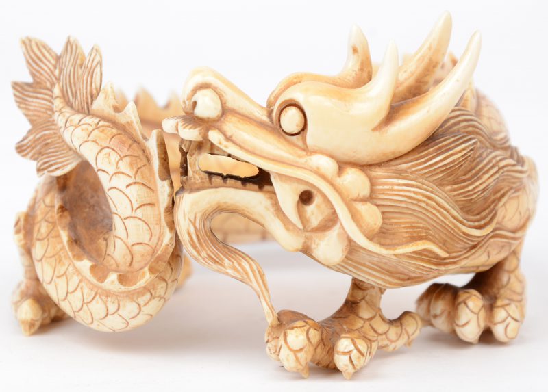 Een draak van gesculpteerd Chinees ivoor.