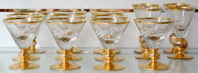 Een lot glazen met vergulde rand en voet met het opschrift ‘Laterre’, bestaande uit tien coupes en vier wijnglazen.
