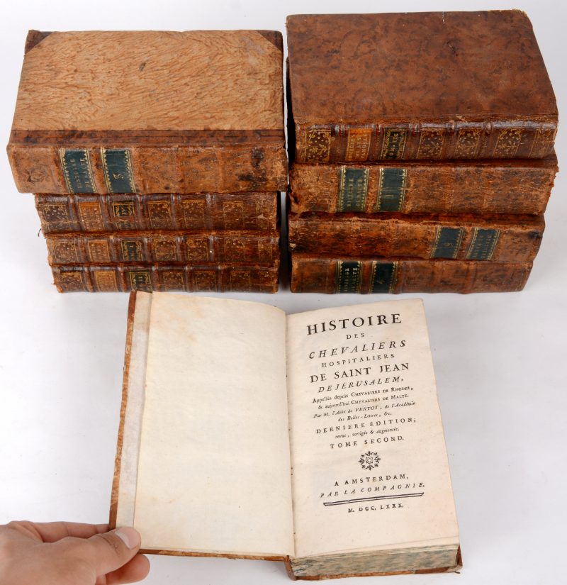 Een lot XVIIIe eeuwse boeken:- “Homélies sur les evangiles” Vier delen.- “Histoire de Chevaliers de Malte”. In vijf delen. Uitgegeven te Amsterdam.