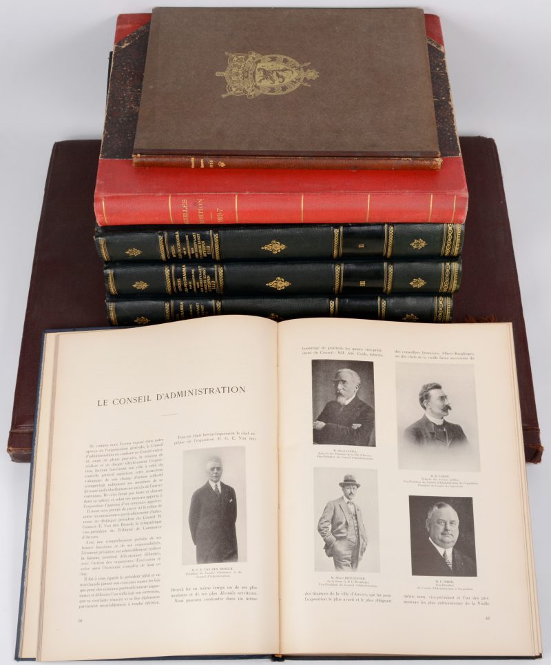 Een lot boeken met betrekking tot de Wereldtentoonstelling te Antwerpen in 1930, waaronder drie volumes met gebundelde uitgaven van het Dagblad der Wereldtentoonstelling, uitgegeven door de Gazet van antwerpen en een groot fotoboek.