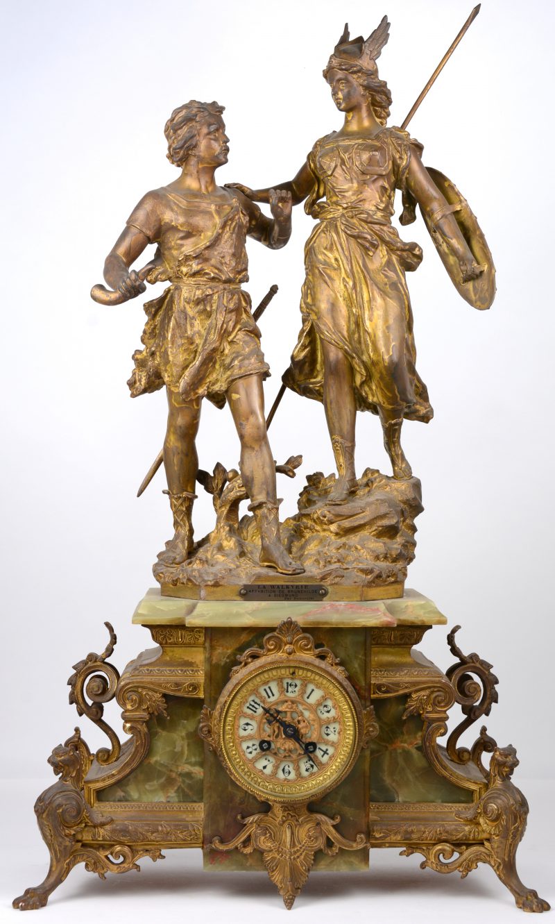 “De Walkure - De verschijning van Brunhilde aan Siegmund”. Een rijkelijk versierde schouwpendule van brons en onyx, getooid met een beeld naar een werk van Rancoulet.