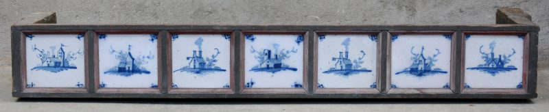 Een houten haardversiering met negen Delftse tegels van blauw en wit aardewerk. XIXe eeuw.