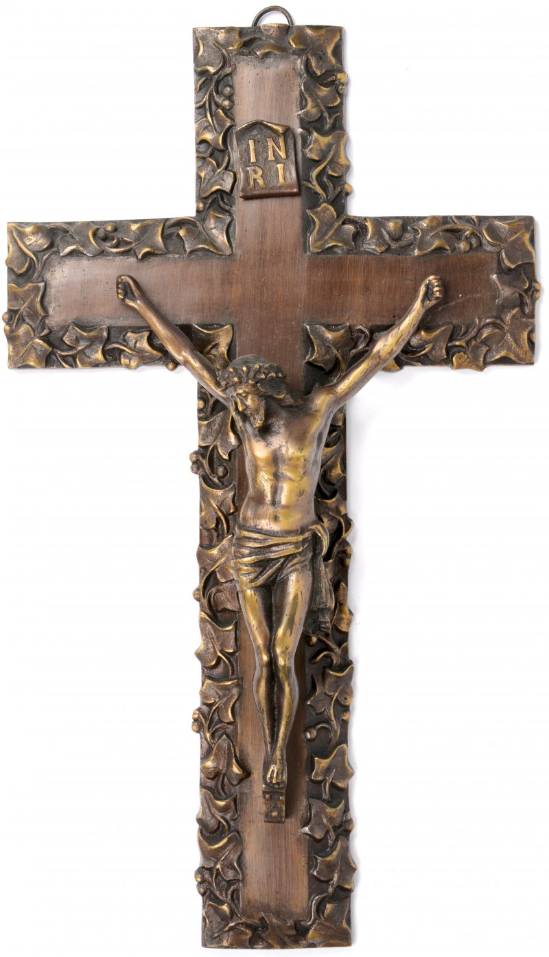Een massief bronzen kruisbeeld.