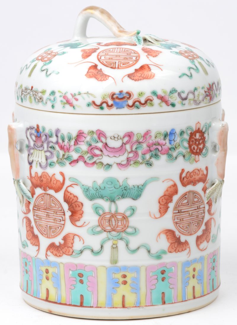 Een cilindrische dekselpot van meerkleurig Chinees porselein met een decor van vleermuizen en bloemen. Onderaan gemerkt. Deksel gerestaureerd. Tijdperk Daoguang.