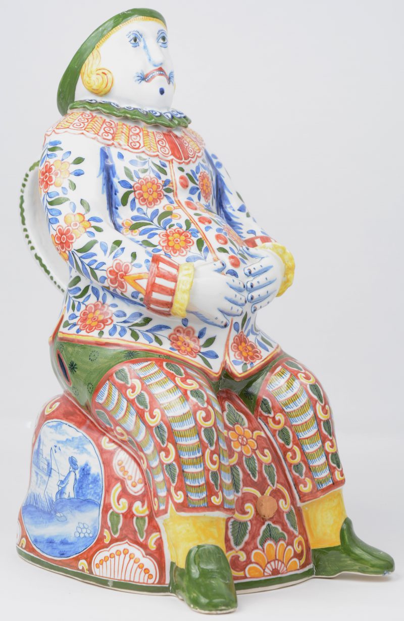 Een schenkkan van meerkleurig aardewerk in de vorm van een zittende man. Delft of Frankrijk. Onderaan gemerkt.