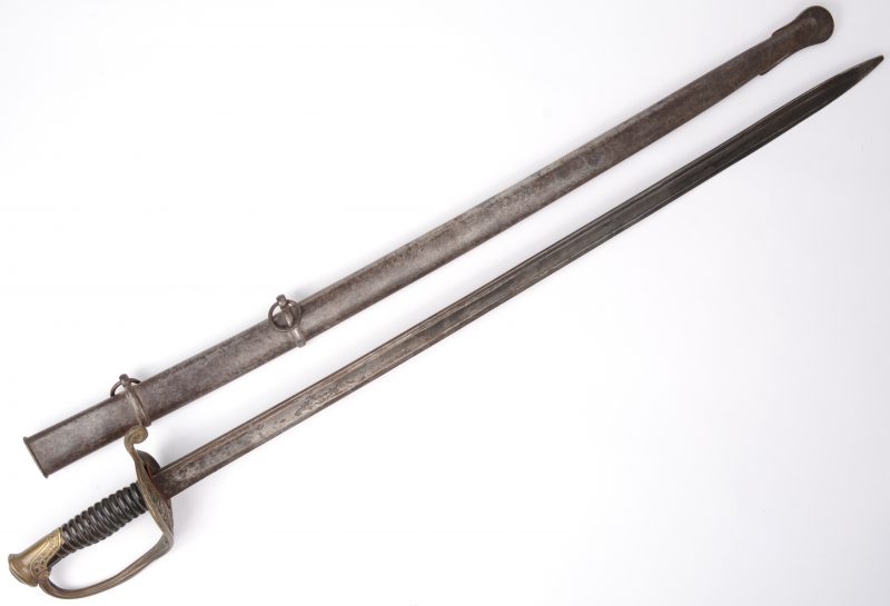 Een XIXe eeuws cavaleriezwaard met handvat van messing en been en met schede.