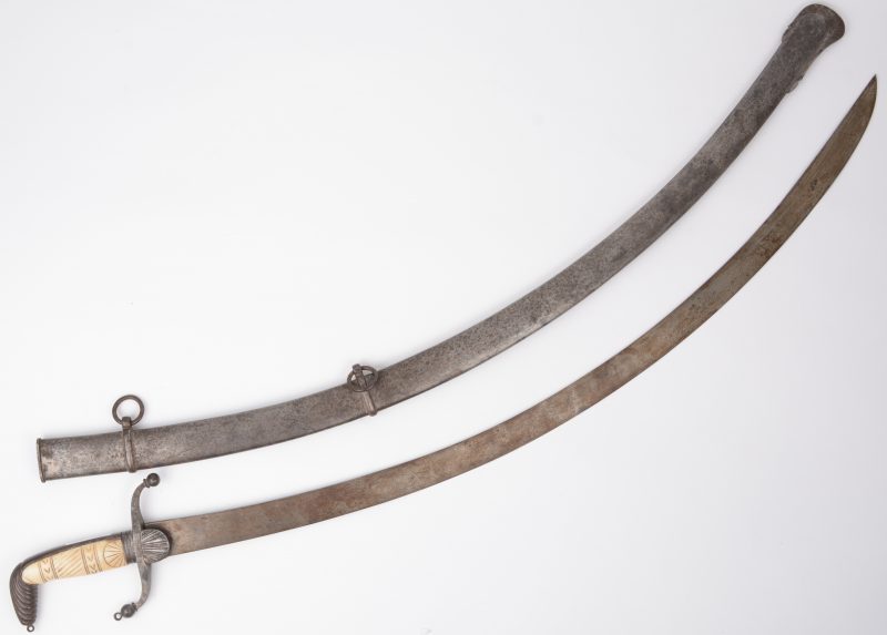 Een XIXe eeuwse kromme sabel met een gesculpteerd ivoren handgreep. Met schede.