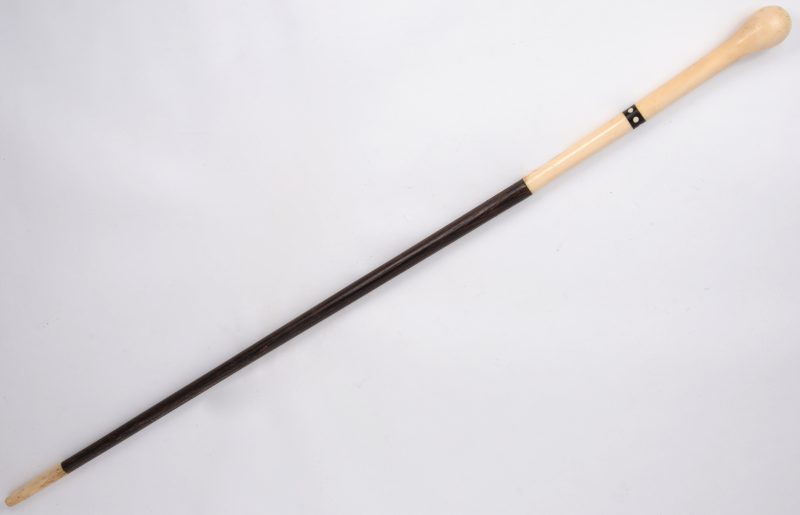 Een houten wandelstok met een ivoren handvat en punt.