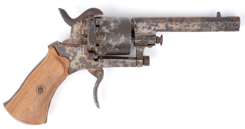 Een kleine antieke revolver met pinvuurmechanisme en met een houten kolf. Luik, XIXe eeuw.