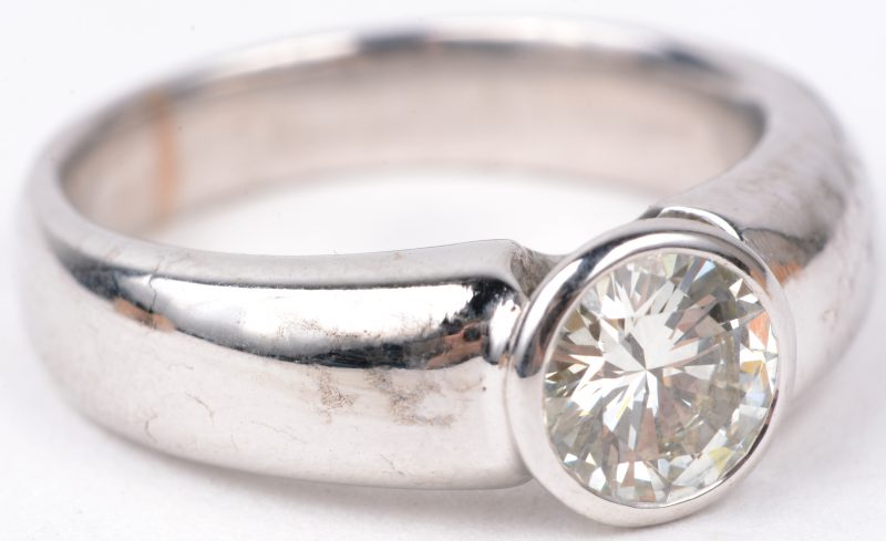 Een 18 karaats wit gouden ring bezet met een solitair van ± 1,01 ct. VS 1. Model Cartier.