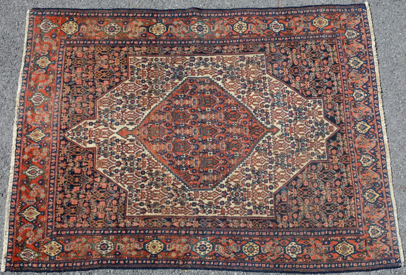 Een handgeknoopt Perzisch wollen karpet. Slijtage.