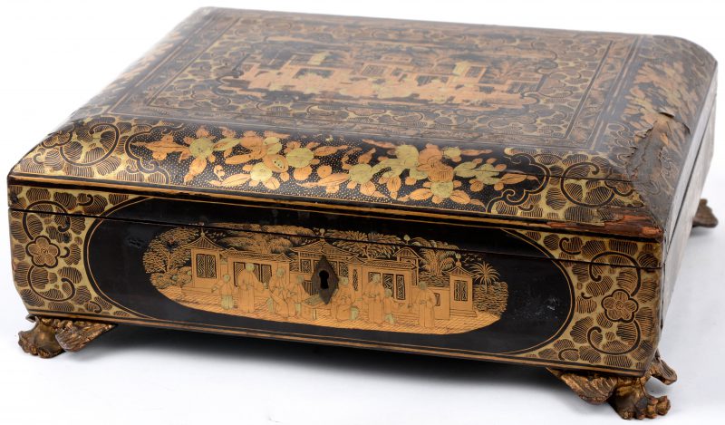Een Chinese doos van zwartgelakt hout met een verguld decor. Binnenin vier doosjes en acht schaaltjes. Pootjes gerestaureerd. Schade aan de lak aan de zijkant van het deksel.