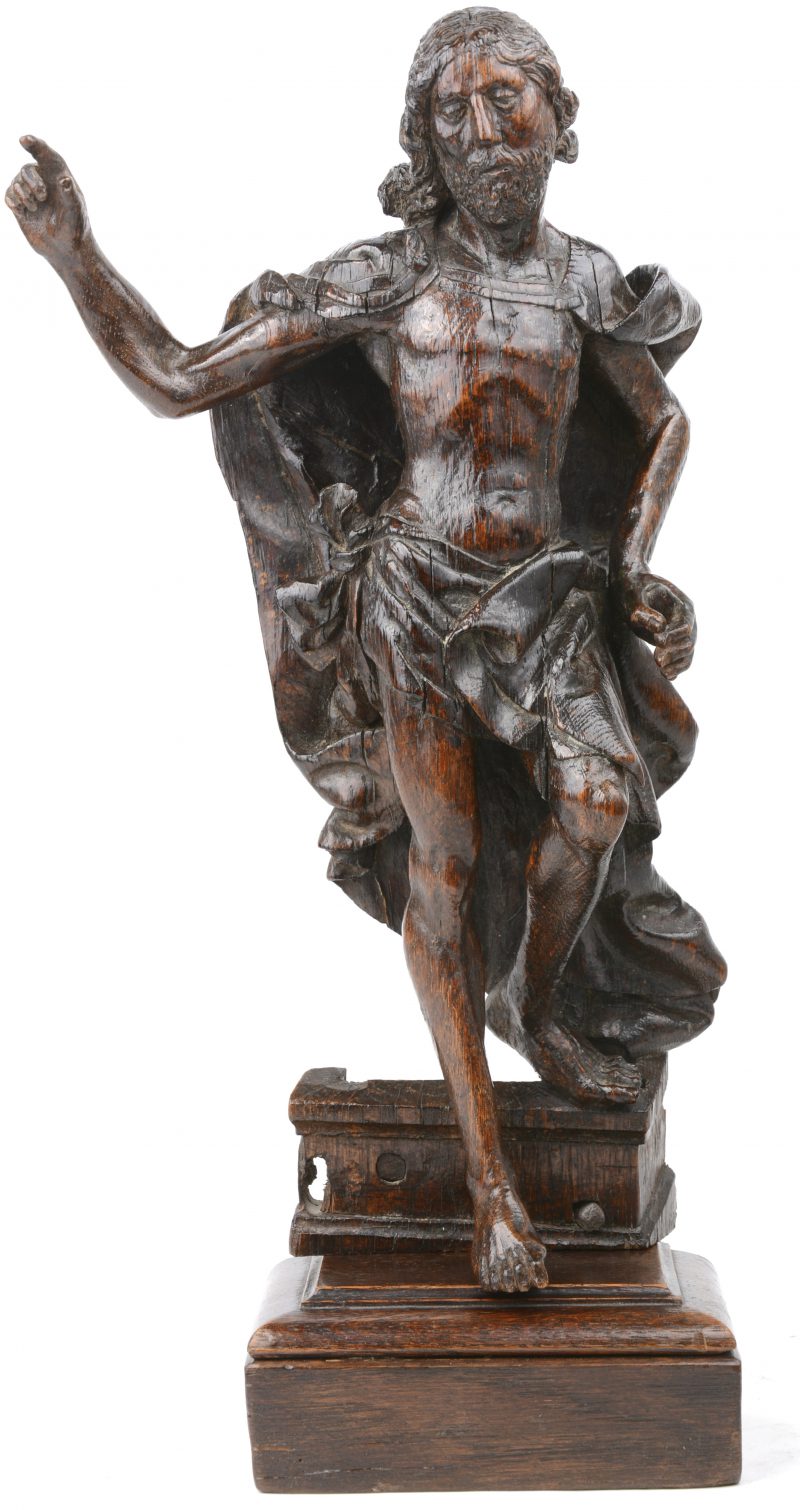 “Verrezen Christus”. Een gebeeldhouwd houten beeld op sokkel. Omstreeks 1600.