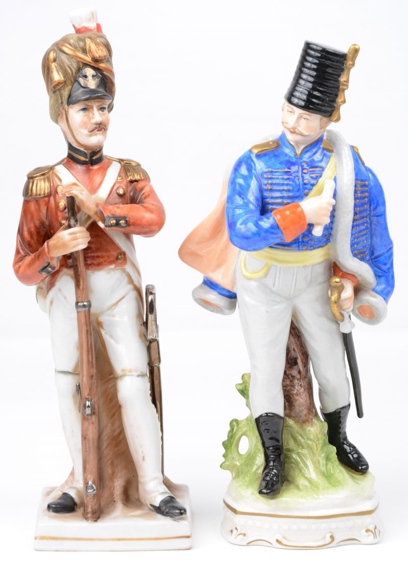 Twee Napoleontische soldaten van veelkleurig porselein. Eén onderaan gemerkt.