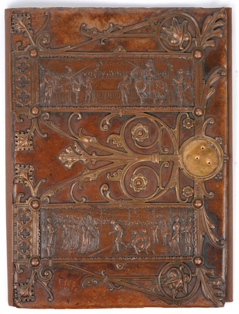 Een boekomslag van gedreven leder met toernooiscènes in reliëf. Met bronzen monturen. Omstreeks 1900.