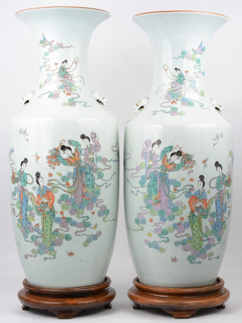 Paar vazen van Chinees porselein met een polychroom decor van Lange Lijzen.