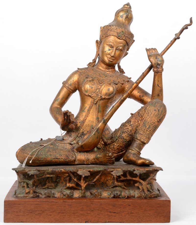 Bronzen beeld van een musicerende Bodhisatva. Thailand.