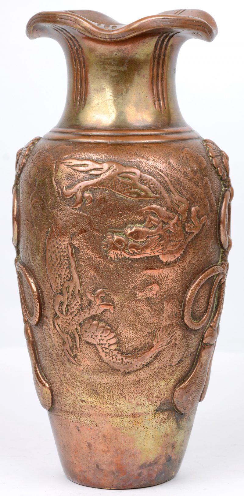 Bronzen vaas met reliëfdecor, Japan omstreeks 1930.